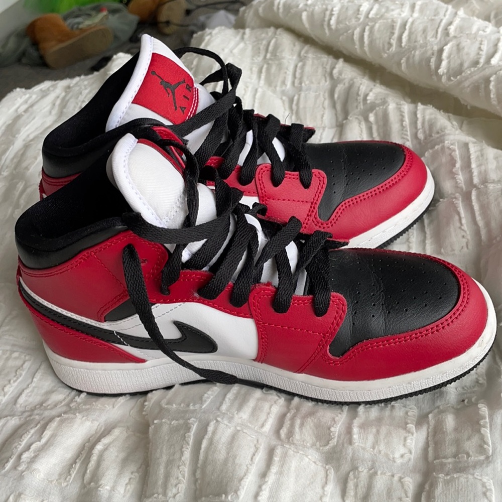 Air Jordan Mid’s